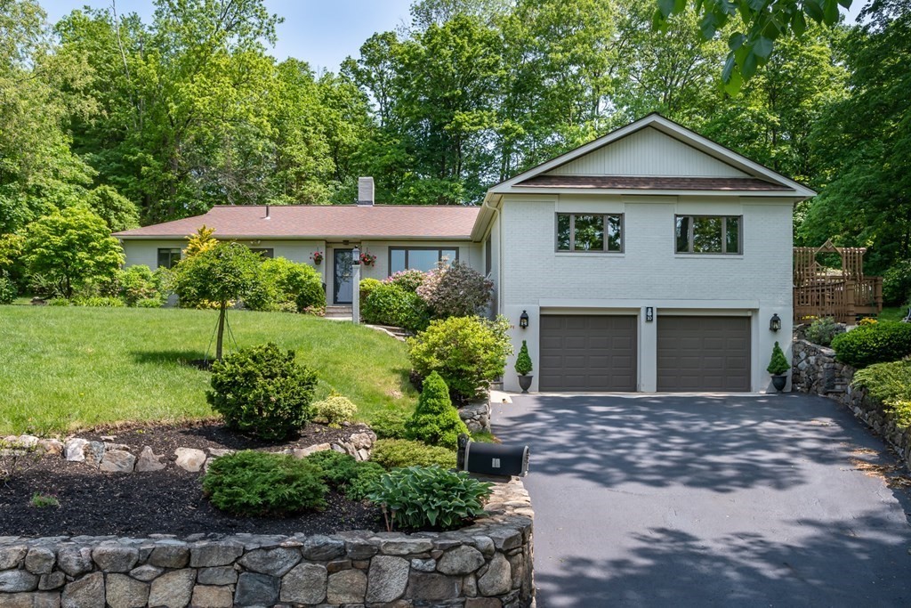 a view of a house with yard and plants