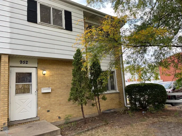 $2,200 | 952 Virginia Lane, Elmhurst, IL 60126