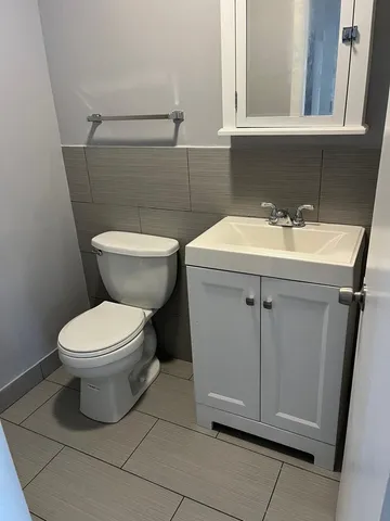 $2,200 | 952 Virginia Lane, Elmhurst, IL 60126