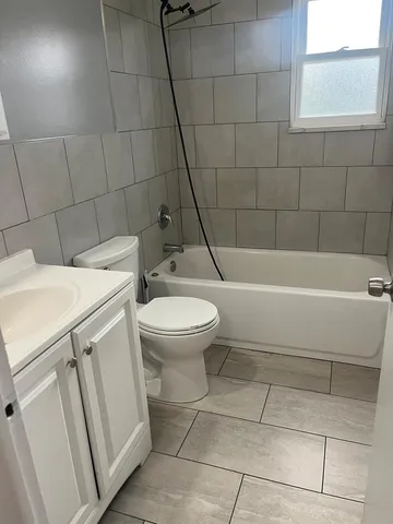 $2,200 | 952 Virginia Lane, Elmhurst, IL 60126