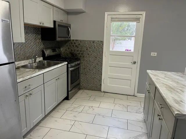 $2,200 | 952 Virginia Lane, Elmhurst, IL 60126