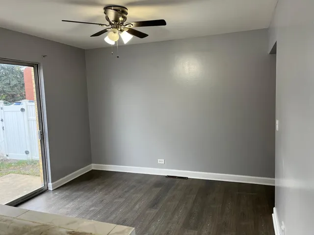 $2,200 | 952 Virginia Lane, Elmhurst, IL 60126