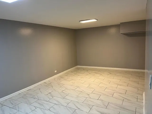 $2,200 | 952 Virginia Lane, Elmhurst, IL 60126