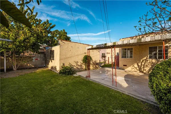 a view of a backyard