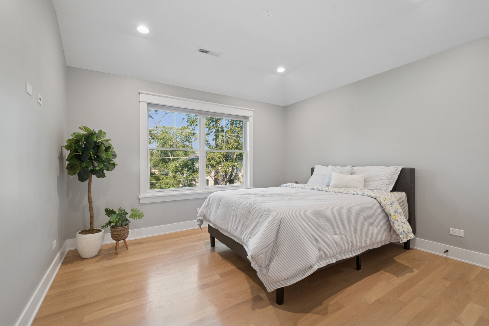 928 Hunter Road Glenview, IL 60025 - Photo 26 of 40 a spacious bedroom with a large bed and a potted plant