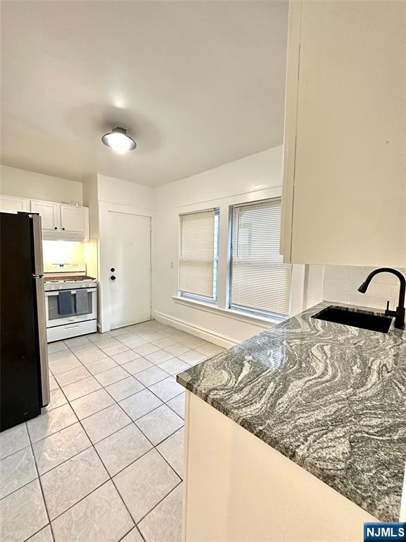 48 Maple Avenue, Unit 2 Montclair, NJ 07042 - Photo 6 of 7 a bed room with a bed