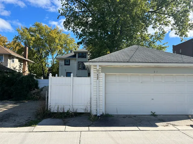 $279,900 | 837 South Humphrey Avenue, Oak Park, IL 60304