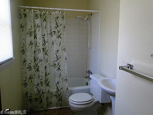 209 Hampton Drive High Point, NC 27265 - Photo 11 of 14 Master Bath/Spa. Master bath with ceramic tub surround.