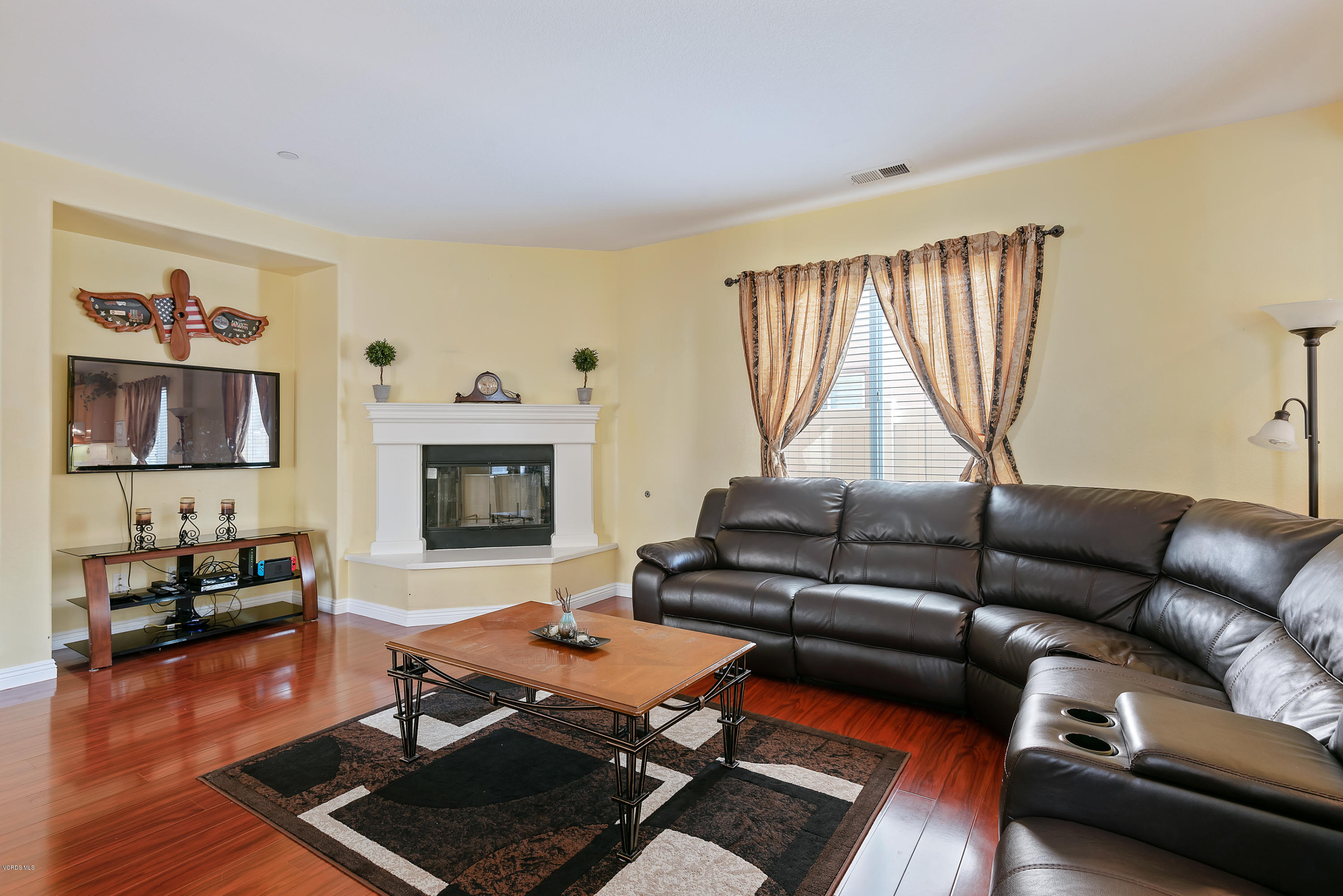 3160 Moss Landing Boulevard Oxnard, CA 93036 - Photo 4 of 31 04-Living Room