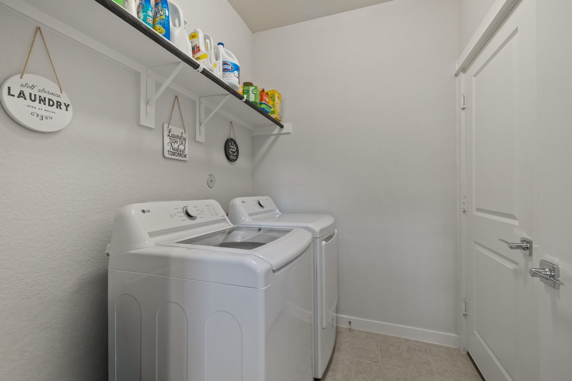 1217 Red Hills Drive Rosharon, TX 77583 - Photo 19 of 25 a utility room with dryer and washer
