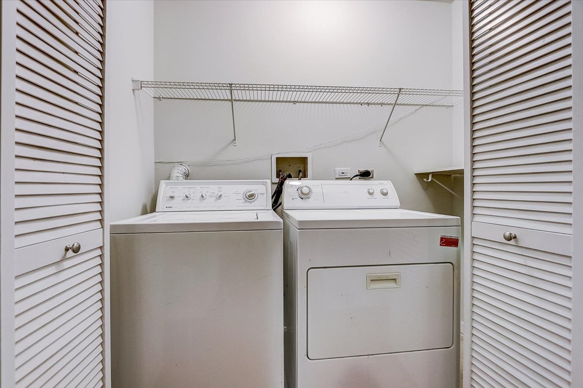 523 North Racine Avenue, Unit 1 Chicago, IL 60642 - Photo 16 of 18 a utility room with dryer and washer
