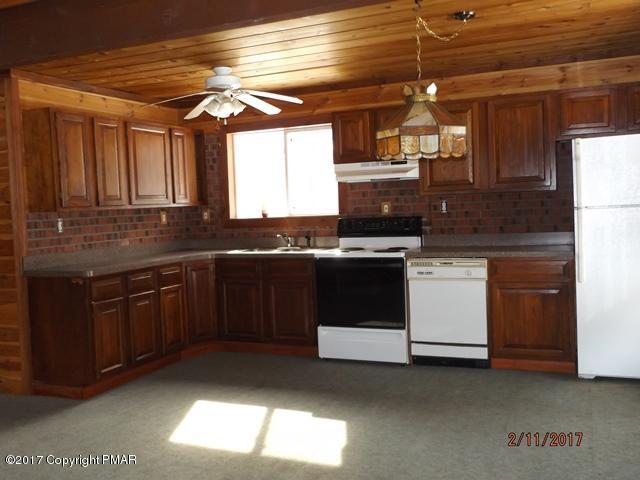 310 Gold Finch Road Bushkill, PA 18324 - Photo 2 of 9 kitchen