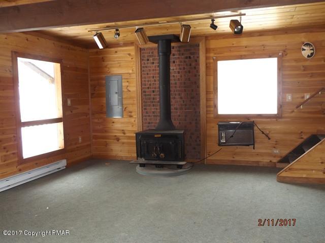 310 Gold Finch Road Bushkill, PA 18324 - Photo 3 of 9 livingrm