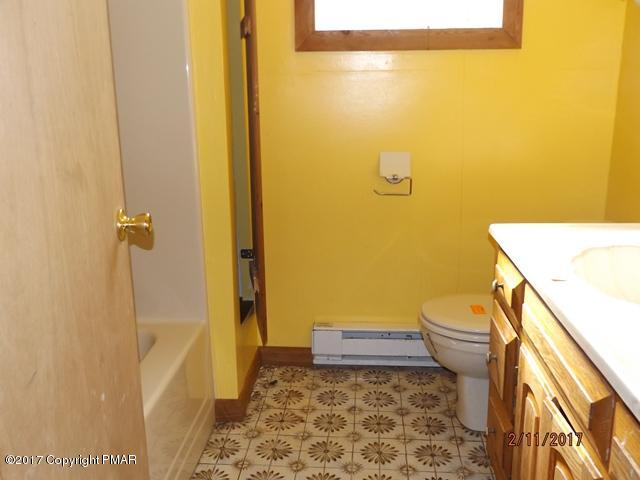 310 Gold Finch Road Bushkill, PA 18324 - Photo 4 of 9 bathroom