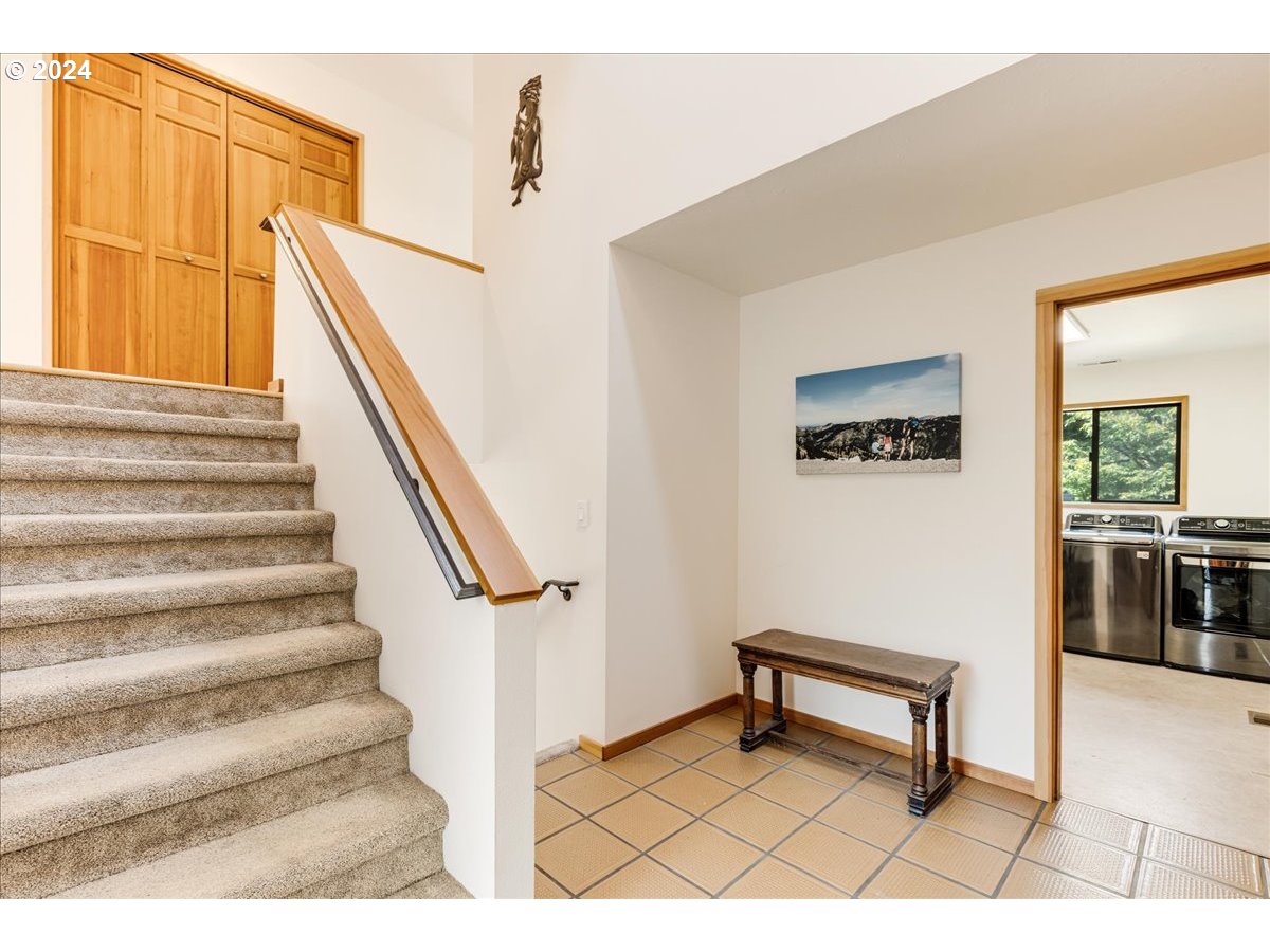 1500 Southwest Walters Drive Gresham, OR 97080 - Photo 13 of 48 a view of entryway and hall
