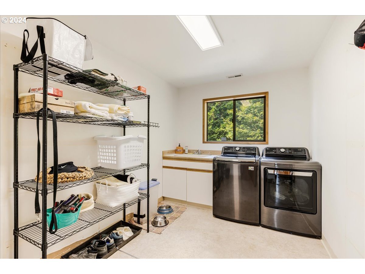 1500 Southwest Walters Drive Gresham, OR 97080 - Photo 29 of 48 a kitchen with a stove a refrigerator and a window