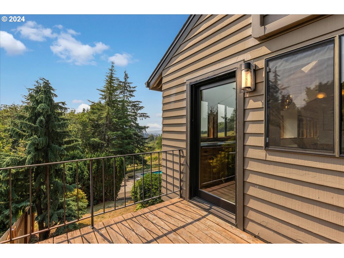 1500 Southwest Walters Drive Gresham, OR 97080 - Photo 32 of 48 a view of a balcony with a potted plants