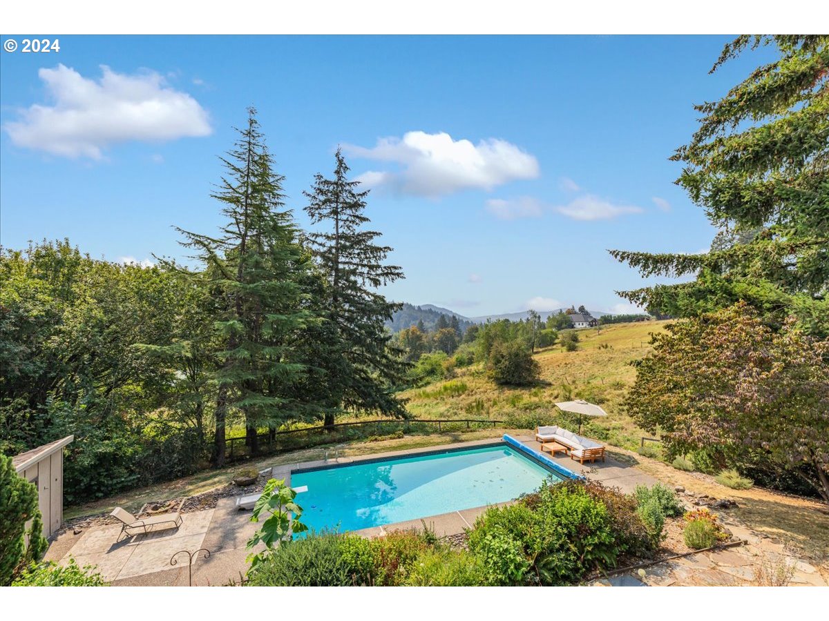 1500 Southwest Walters Drive Gresham, OR 97080 - Photo 41 of 48 a view of an ocean and beach