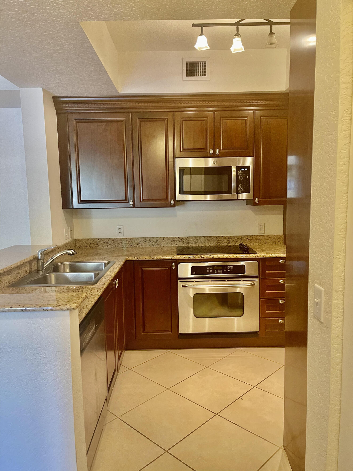 1 Renaissance Way, Unit 214 Boynton Beach, FL 33426 - Photo 5 of 21 Kitchen