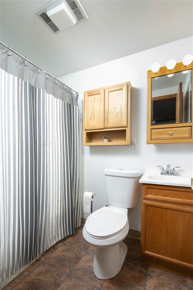 1098 Drexel Road Lake Summerset, IL 61019 - Photo 20 of 25 a bathroom with a toilet a sink and mirror