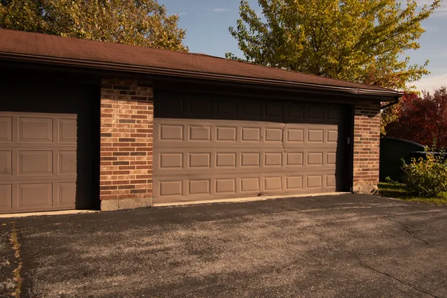 $2,000 | 14949 Lake View Drive, Unit 306, Orland Park, IL 60462