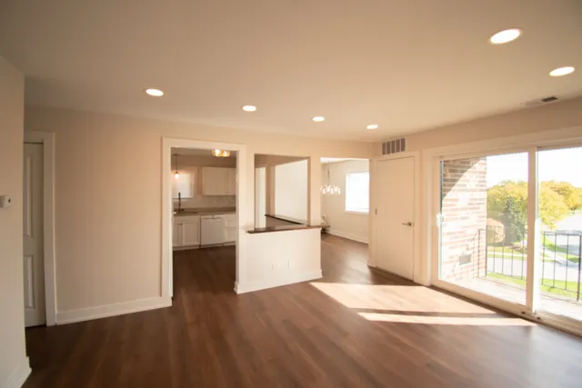 $2,000 | 14949 Lake View Drive, Unit 306, Orland Park, IL 60462