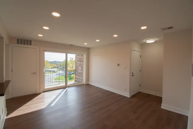 $2,000 | 14949 Lake View Drive, Unit 306, Orland Park, IL 60462