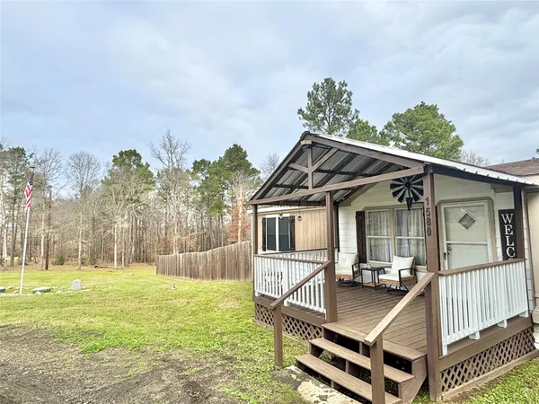 a view of a house with backyard and porch