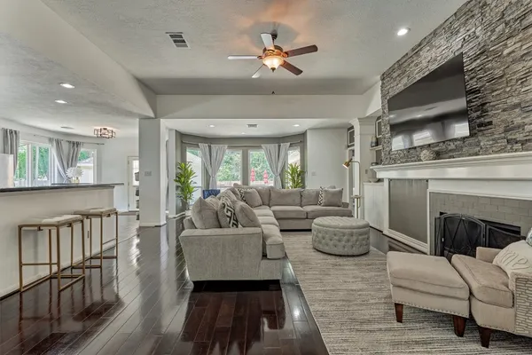 $800,000 | 2 Candlenut Place, Spring, TX 77381