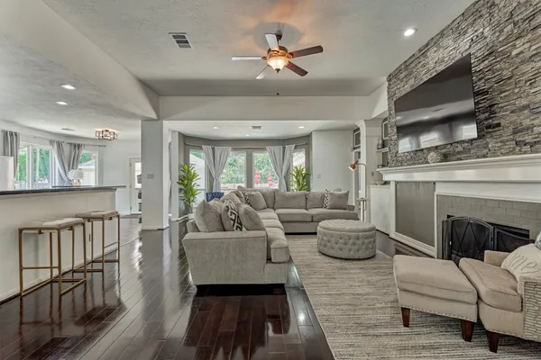 $800,000 | 2 Candlenut Place, The Woodlands, TX 77381