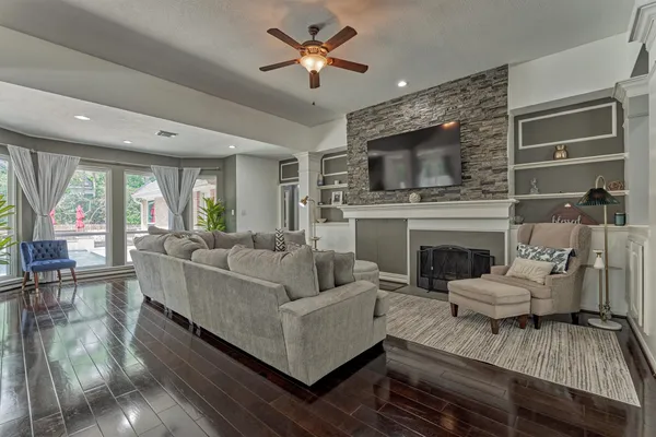 $800,000 | 2 Candlenut Place, The Woodlands, TX 77381