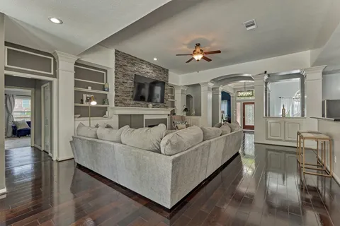 $800,000 | 2 Candlenut Place, The Woodlands, TX 77381