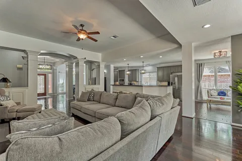 $800,000 | 2 Candlenut Place, The Woodlands, TX 77381