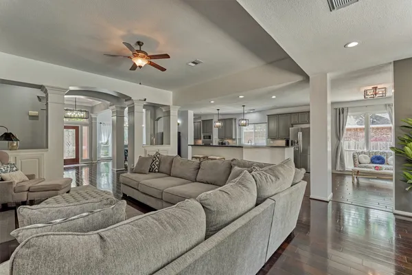 $800,000 | 2 Candlenut Place, The Woodlands, TX 77381