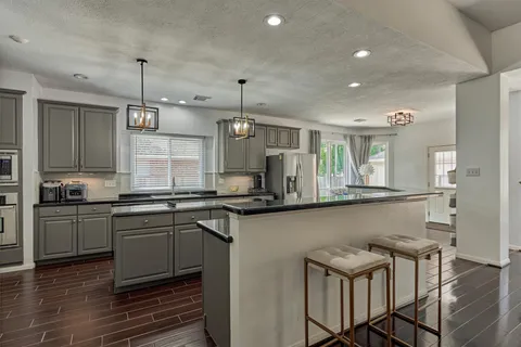$800,000 | 2 Candlenut Place, The Woodlands, TX 77381