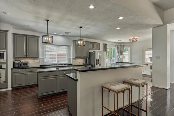 $800,000 | 2 Candlenut Place, The Woodlands, TX 77381