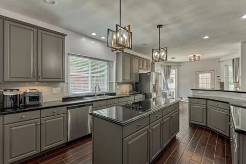 $800,000 | 2 Candlenut Place, The Woodlands, TX 77381