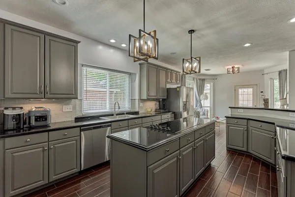 $800,000 | 2 Candlenut Place, The Woodlands, TX 77381