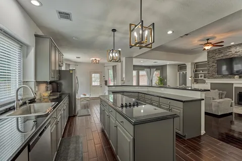 $800,000 | 2 Candlenut Place, The Woodlands, TX 77381