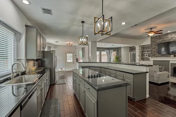 $800,000 | 2 Candlenut Place, The Woodlands, TX 77381