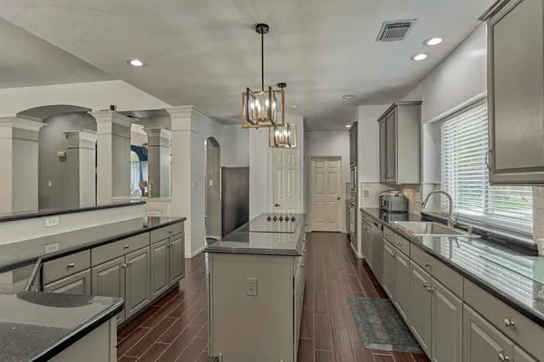 $800,000 | 2 Candlenut Place, The Woodlands, TX 77381