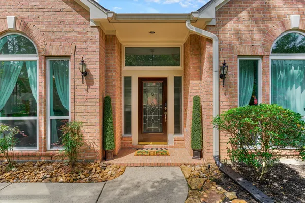 $800,000 | 2 Candlenut Place, The Woodlands, TX 77381