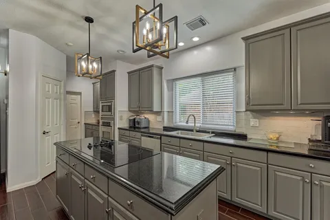 $800,000 | 2 Candlenut Place, The Woodlands, TX 77381