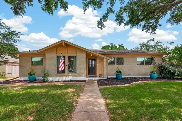 $325,000 | 1925 Winding Creek Drive, Pearland, TX 77581