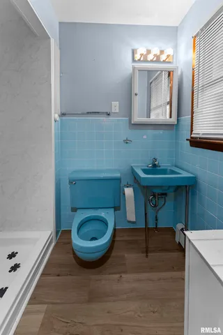 $325,000 | 305 North Henderson Road, Alexis, IL 61412