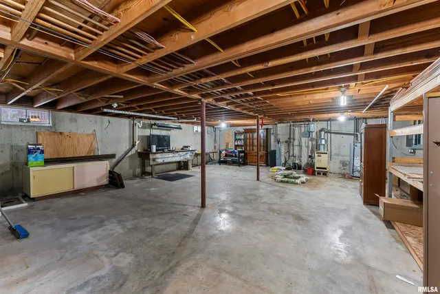 $325,000 | 305 North Henderson Road, Alexis, IL 61412