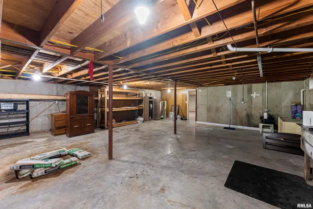 $325,000 | 305 North Henderson Road, Alexis, IL 61412