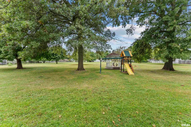 $325,000 | 305 North Henderson Road, Alexis, IL 61412