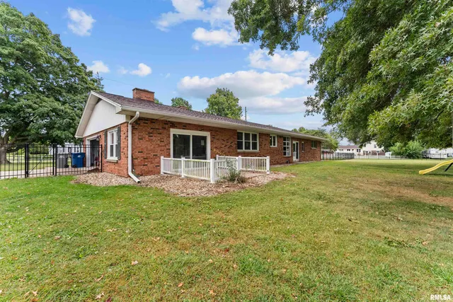 $325,000 | 305 North Henderson Road, Alexis, IL 61412