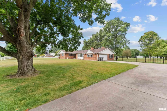 $325,000 | 305 North Henderson Road, Alexis, IL 61412